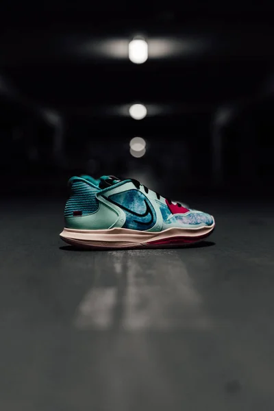Ένα Κάθετο Πλάνο Της Nike Kyrie Low Sneaker Ασφαλτοστρωμένο Δρόμο — Φωτογραφία Αρχείου