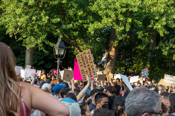 ニューヨークのフォーリー広場で中絶権の抗議デモがあり 民衆は段ボールの看板を掲げている — ストック写真