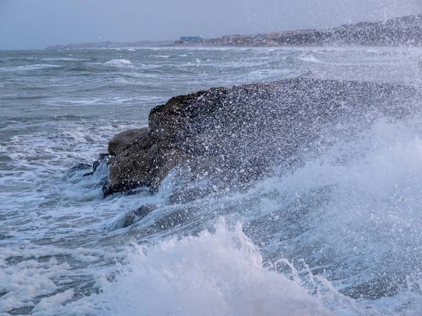 Fale Rozbijające Się Skalistym Brzegu Guardamar Del Segura Hiszpania — Zdjęcie stockowe