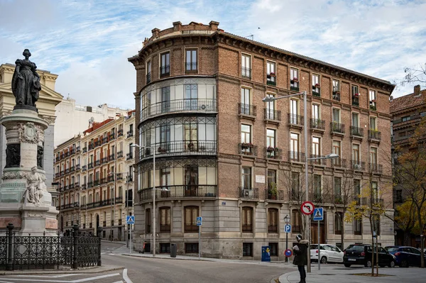 Hermoso Monumento María Cristina Borbón Rodeado Edificios Antiguos Madrid España —  Fotos de Stock
