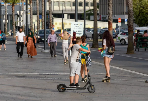 Gente Caminando Por Calle Koper Eslovenia — Foto de Stock