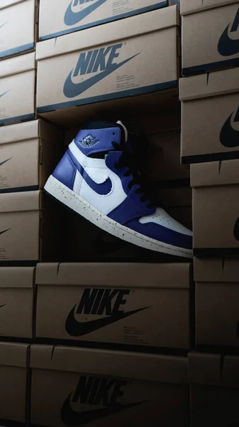 Een Verticale Opname Van Blauw Wit Nike Air Jordan Sneaker — Stockfoto