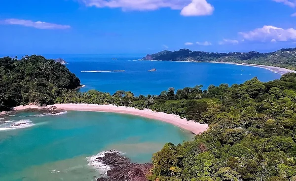 Eine Lagune Mit Blick Auf Den Ozean Umgeben Von Grünen — Stockfoto