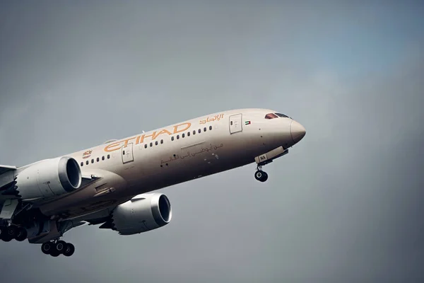 Ένα Πλάνο Ενός Αεροπλάνου Etihad Airways Boeing 787 Dreamliner Πτήσει — Φωτογραφία Αρχείου