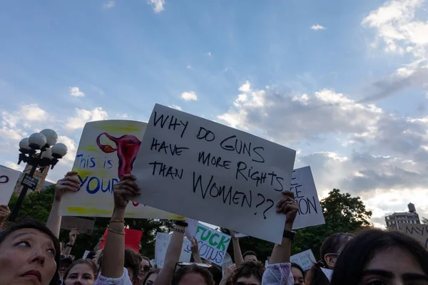 Eine Menge Demonstranten Mit Pappschildern Nachdem Der Oberste Gerichtshof Roe — Stockfoto