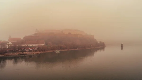 塞尔维亚诺维萨德多瑙河上的老Petrovaradin要塞 — 图库照片