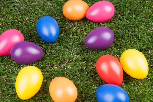 Uova Colorate Artificiali Sull Erba Concetto Pasqua — Foto Stock