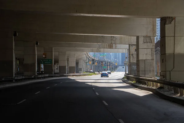 橋の下の光高速道路の下の — ストック写真