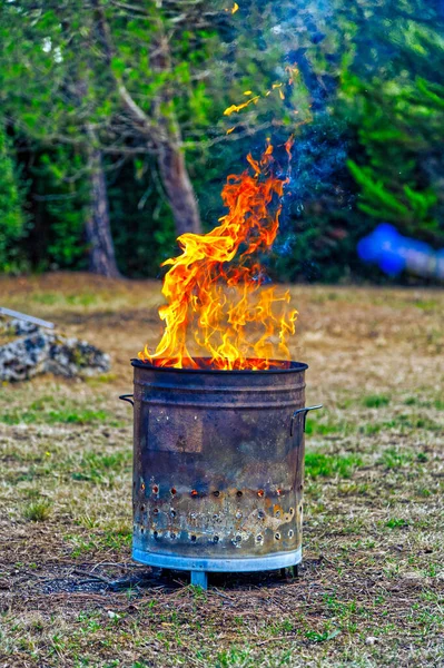 Een Verbranding Van Afval Een Roestig Metalen Vat Tuin Tegen — Stockfoto