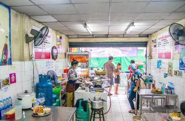 バンコクのタイ料理店アジアは伝統的な麺スープを販売しています — ストック写真