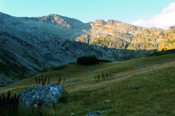 ブルガリアの日の出時のリラ山の美しい景色 — ストック写真