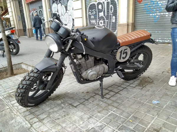 Moto Clássico Personalizado Para Piloto Café Estacionado Rua Suzuki — Fotografia de Stock