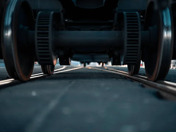 Una Mirada Primer Plano Bajo Tren Con Vías Ruedas Ferrocarril — Foto de Stock