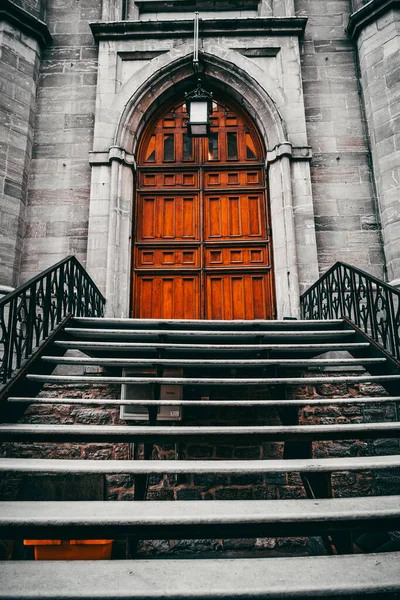 Plano Vertical Una Escalera Entrada Una Iglesia Gótica Montreal Ontario — Foto de Stock