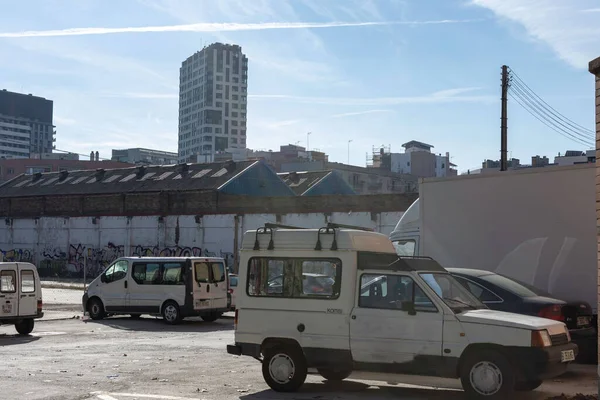 Carros Estacionados Fábrica Industrial Vizinha Assento Terra Kombi Renault Trafic — Fotografia de Stock