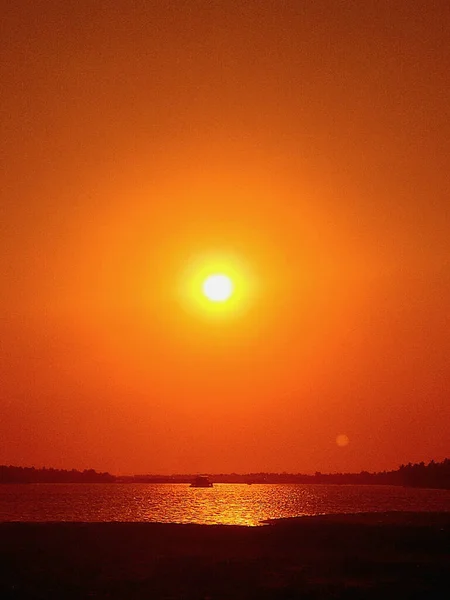 Tiro Vertical Pôr Sol Cênico Sobre Mar — Fotografia de Stock