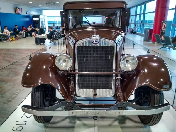 Voiture Rouge Classique Historique Garée Skoda 422 — Photo