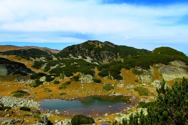 ブルガリアの小さな湖とリラ山の美しい景色 — ストック写真