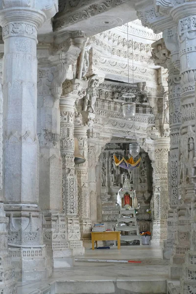 Hindistan Daki Ranakpur Jain Tapınağında Sütunları Olan Bir Koridor — Stok fotoğraf