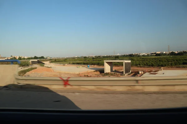 バレンシアの街の外に運転しながらスペインの高速道路 — ストック写真