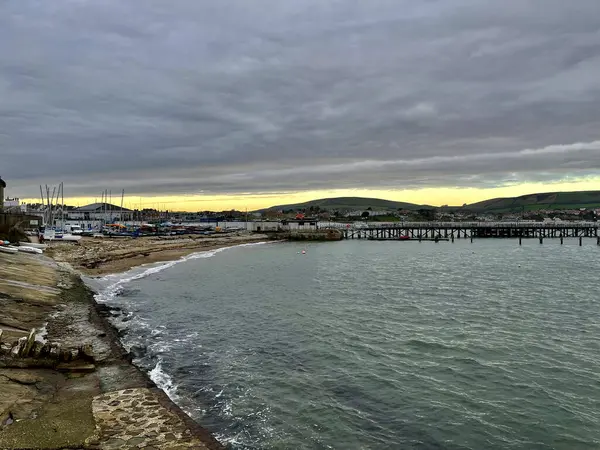 Красивый Вид Пирс Море Города Облачным Небом — стоковое фото