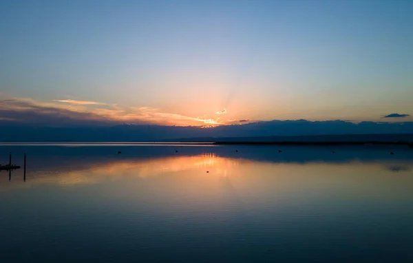 Una Hermosa Puesta Sol Con Reflejo Del Horizonte Contra Agua — Foto de Stock