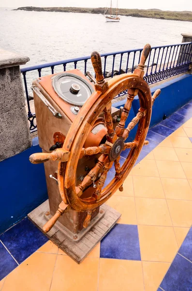 Old Vintage Wooden Helm Wheel Blue Ovcean — Stock Photo, Image