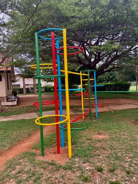 ガーナのソガコープにあるカラフルな遊び場の垂直ショット — ストック写真