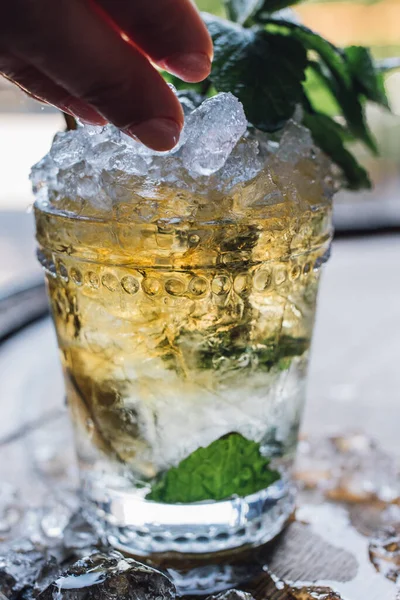 Hand Legt Crushed Ice Auf Minze Julep Cocktail — Stockfoto