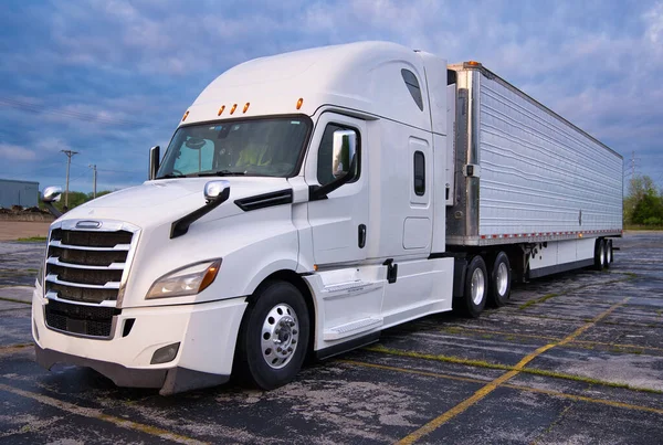 Otoparkta römorklu Kullanılmış Beyaz Ticari Kamyon