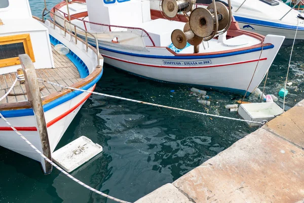 希腊帕洛斯市 一艘满载垃圾的脏船停靠站 — 图库照片
