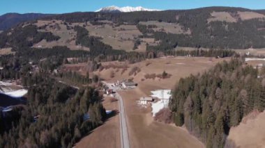 Gündüz vakti İtalyan Dolomitleri üzerinde insansız hava aracı görüntüsü