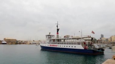 Malta adasındaki kayalık plajlardan deniz manzarası bulutlu gökyüzünün altında
