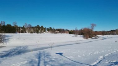 Vantaa şehrinde donmuş Keravanjoki nehri ve çıplak ağaçlar