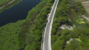 Güneşli bir günde, gölü ve yolu olan yeşil manzaralı güzel bir manzara.