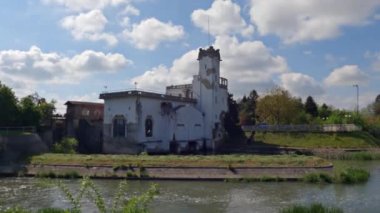 Romanya 'nın Timisoara kenti Bega nehri yakınlarındaki Parcul Uzinei' de eski bir hidrolik enerji santrali.