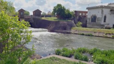 Romanya 'nın Timisoara kenti Bega nehri yakınlarındaki Parcul Uzinei' de eski bir hidrolik enerji santrali.