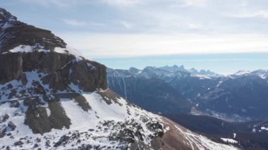 Kışın İtalyan Dolomitleri üzerinde insansız hava aracı görüntüsü