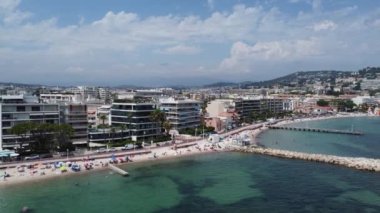 Akdeniz sahillerinde dinlenen turistlerin bulunduğu otel binalarının havadan görüntüsü.