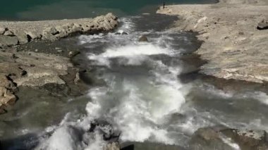 Avusturya, Ischgl 'de büyük bir göle akan bir dağ nehri.