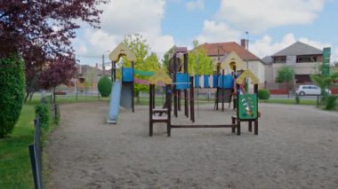 Covid 19 salgını sırasında Romanya 'nın Timisoara kentindeki Parcul Uzinei kentinde boş bir oyun alanı