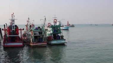 Balıkçı tekneleri akşam saatlerinde denize açılır.