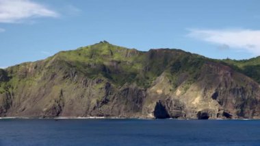 Pitcairn, öl Hauptinsel der Pitcairninseln von See aus gesehen