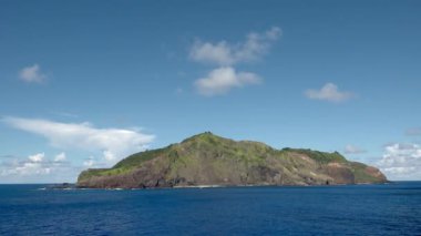 Pitcairn, öl Hauptinsel der Pitcairninseln von See aus gesehen
