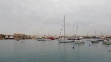 Malta adasındaki kayalık plajlardan deniz manzarası bulutlu gökyüzünün altında