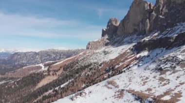 Kışın İtalyan Dolomitleri üzerinde insansız hava aracı görüntüsü