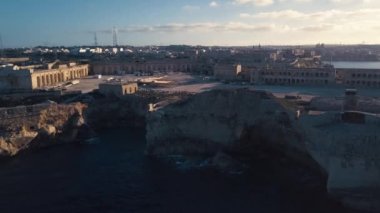 Valletta 'nın kuş bakışı görüntüsü, Malta sahilde güneşli bir günde mavi denize karşı