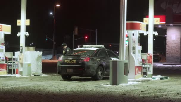 Policial Policial Reabastecendo Veículo Posto Gasolina Noite Orillia Canadá — Vídeo de Stock