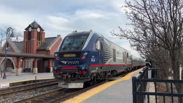 Treno Amtrak Hiawatha Parte Dalla Stazione Glenview — Video Stock