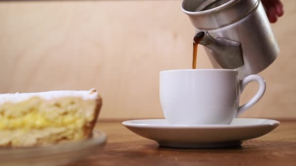 Verter Café Taza Blanca Primer Plano Rebanada Pastel — Vídeo de stock